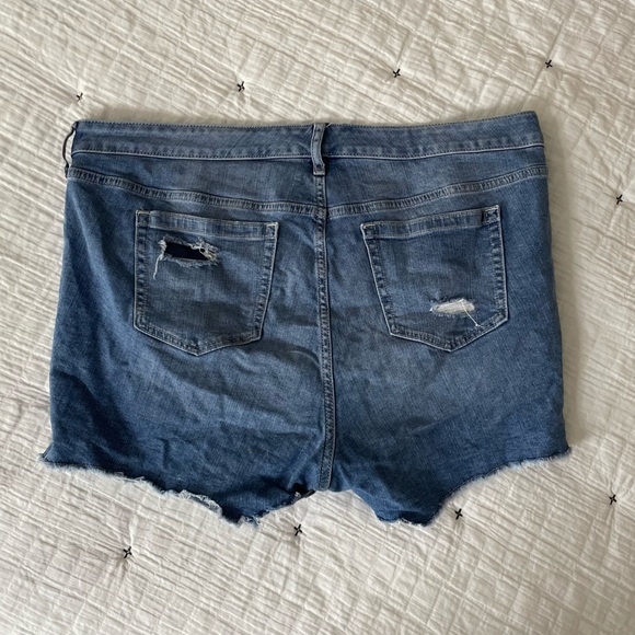 TORRID Mid-Rise Distressed Raw Hem Medium Wash Denim Stretch Shorts Size 16 - Picture 3 of 8